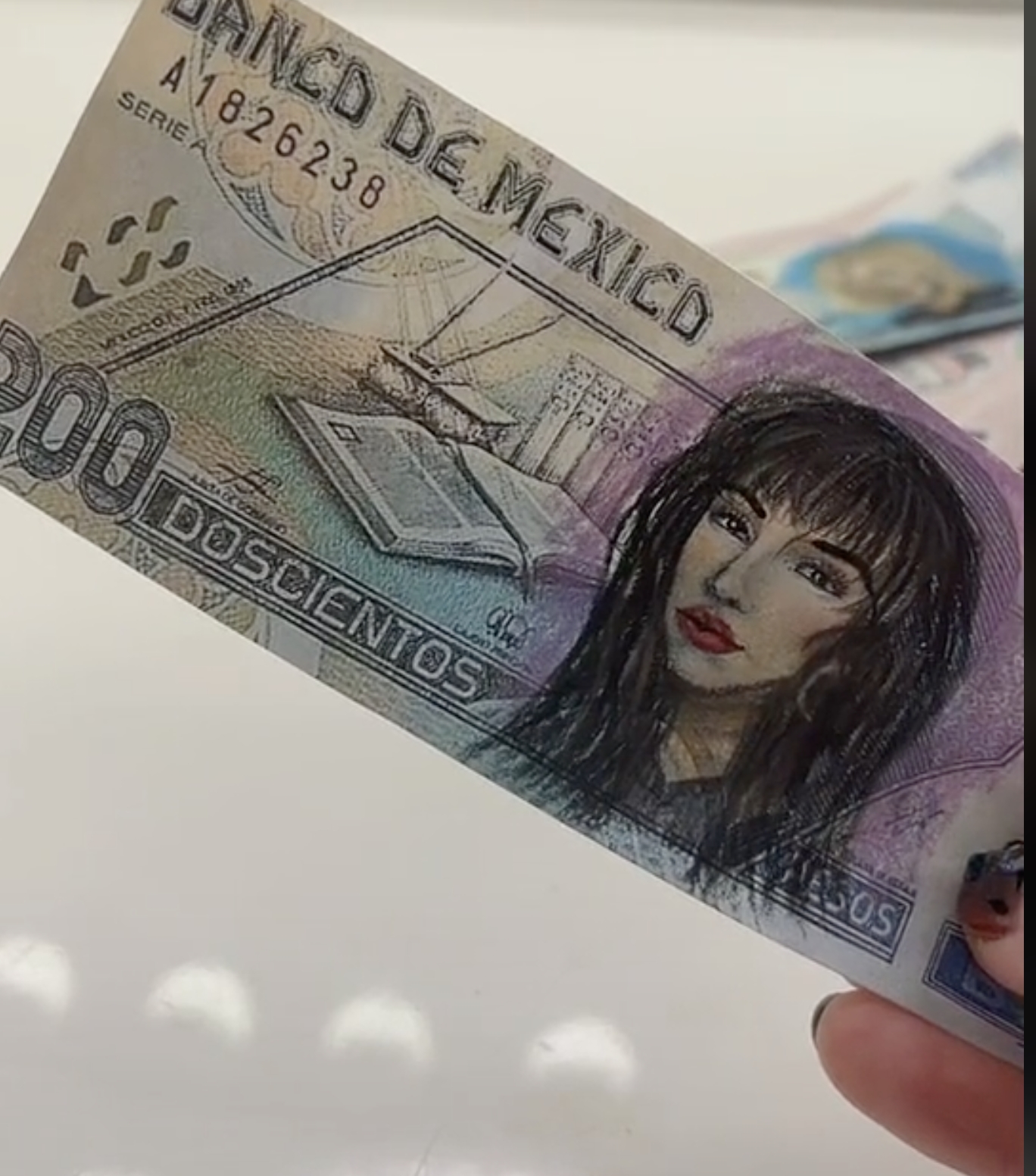 La tiktoker demuestra su talento pintando billetes. Foto: Tik-Tok @abrildawe