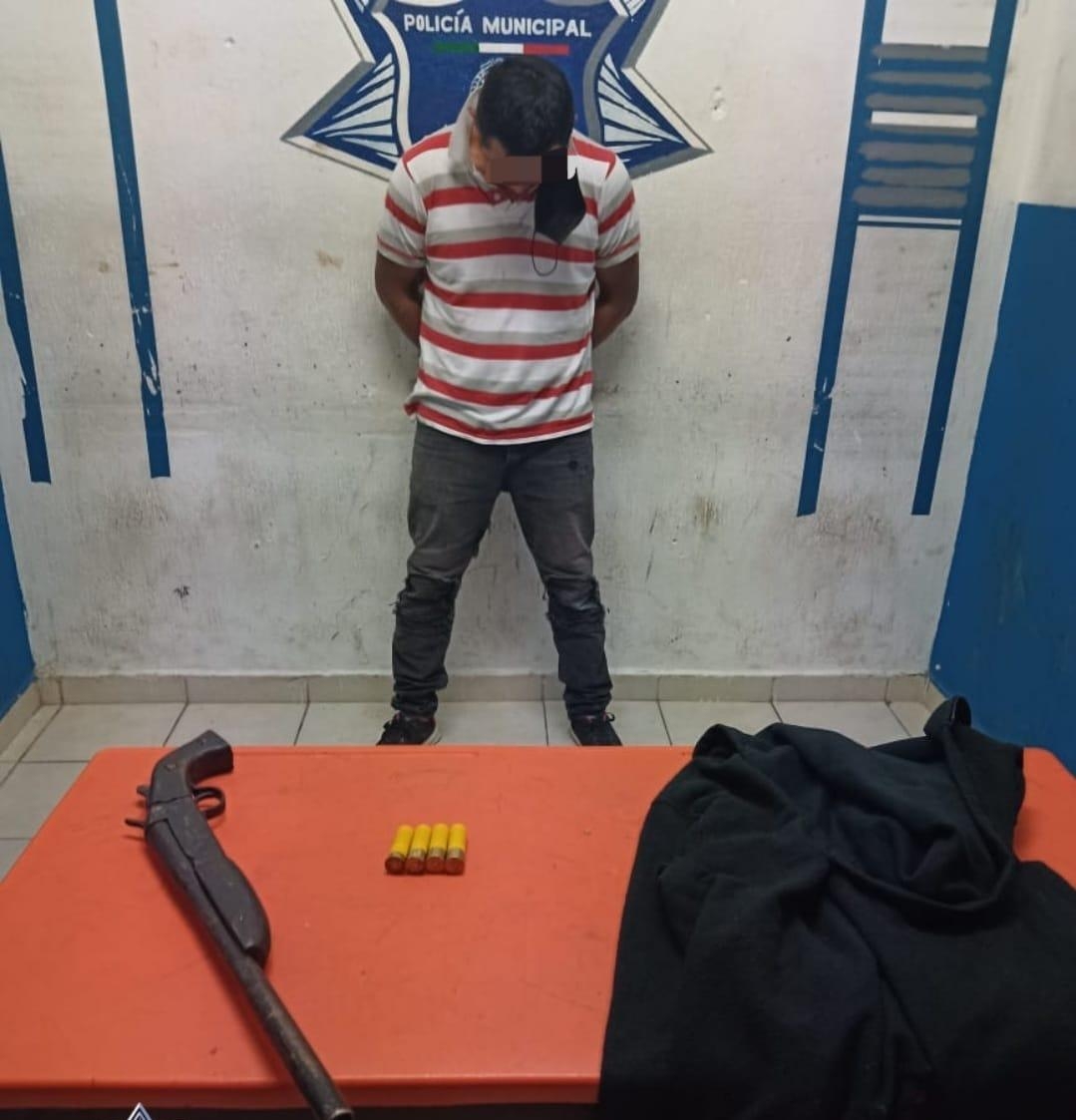 Manuel "N" de 39 años de edad, originario del estado de Quintana Roo, se le encontró un arma de fuego color negro y 4 cartuchos calibre 20