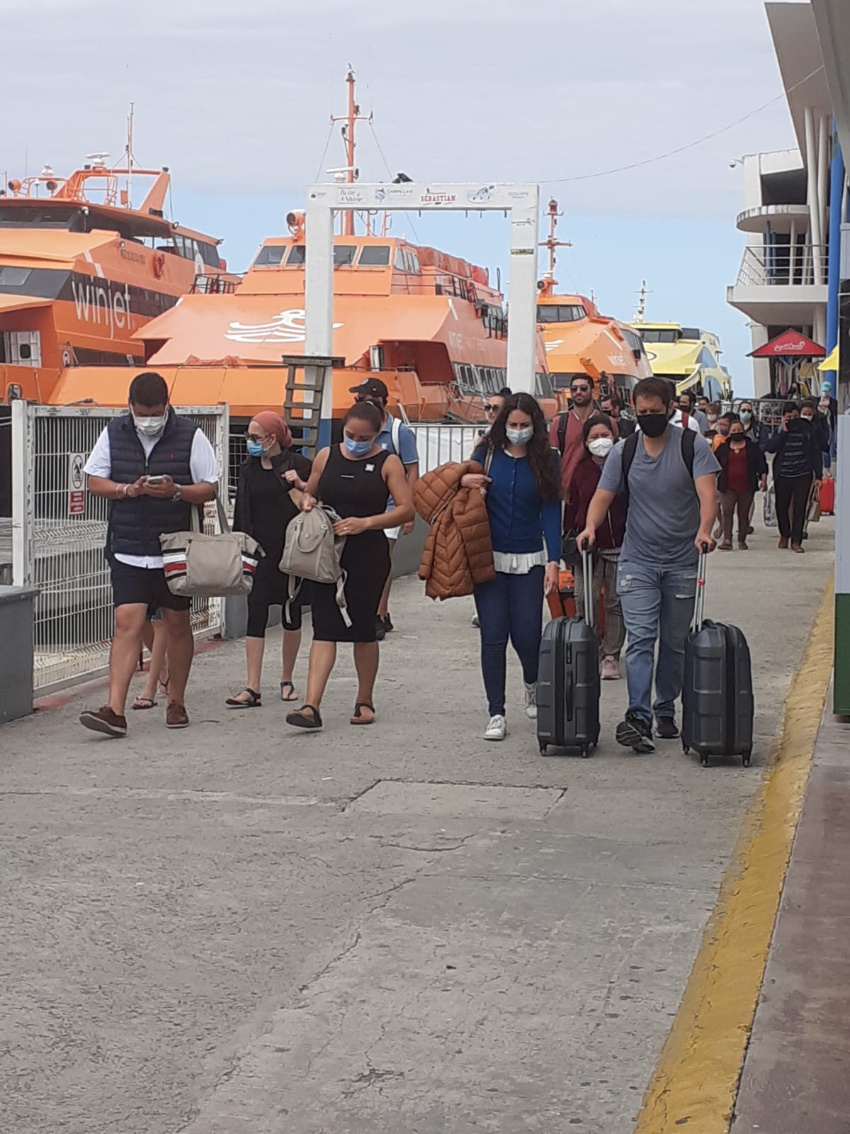 La mayoría de los pasajeros que han utilizado los cruces hasta Playa del Carmen y Viceversa han terminado mareados por la marejada.