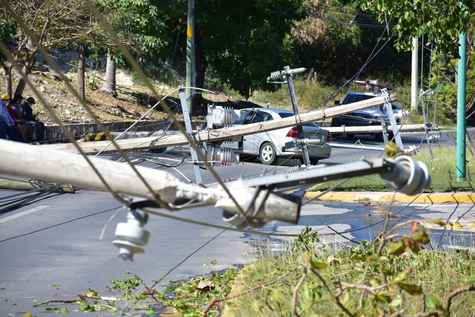 Conductor derriba tres postes de luz en Campeche; deja sin agua a 40 colonias