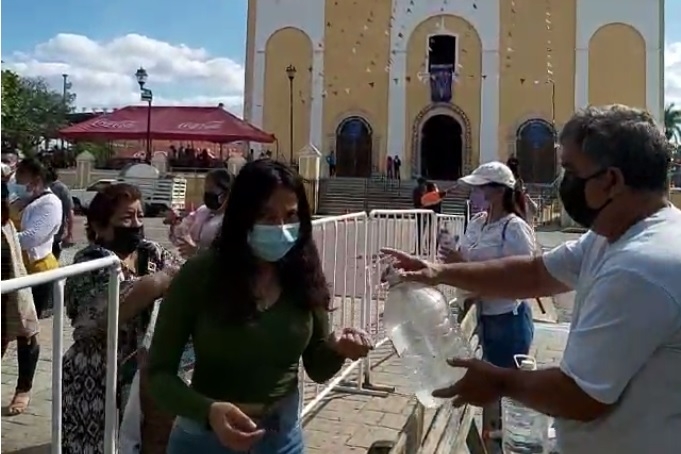 Según el sacerdote Cristia Uicab Tzab, párroco de la iglesia católica, se instalaron 1,500 sillas para permitir  la entrada a igual número de fieles católicos