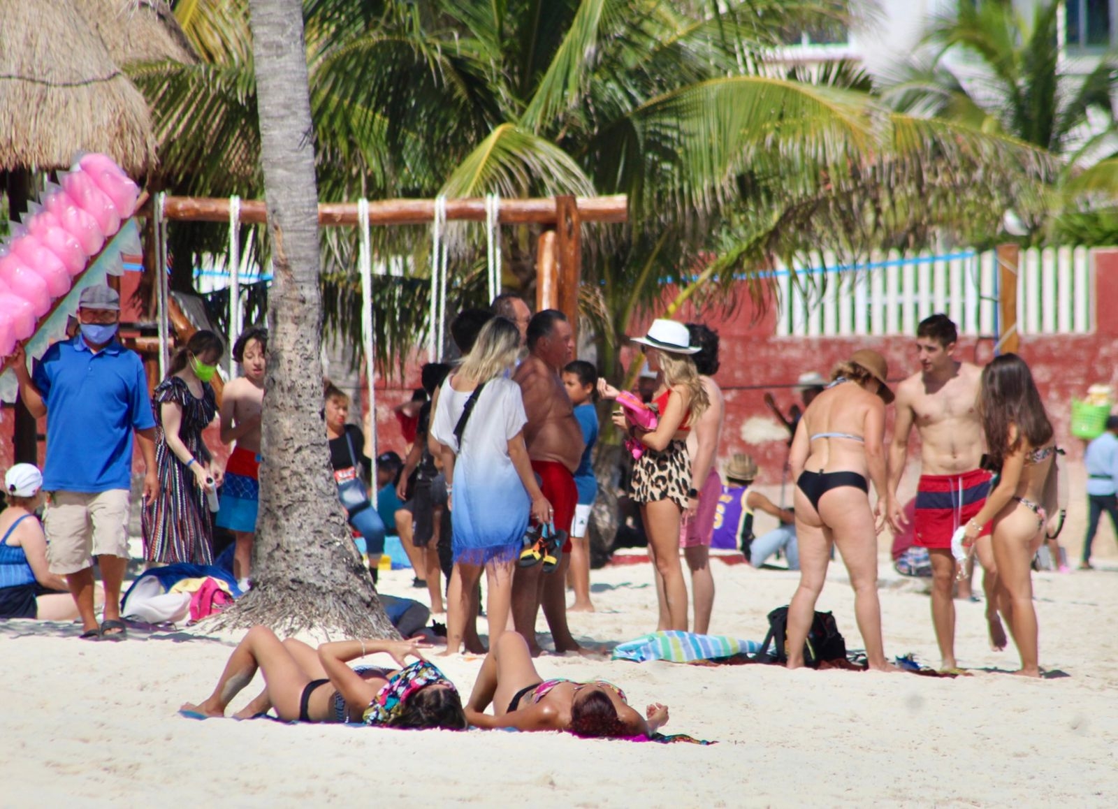 La playa es pequeña y con aguas calmadas, algunos visitantes comentan que les gusta este lugar por su tranquilidad