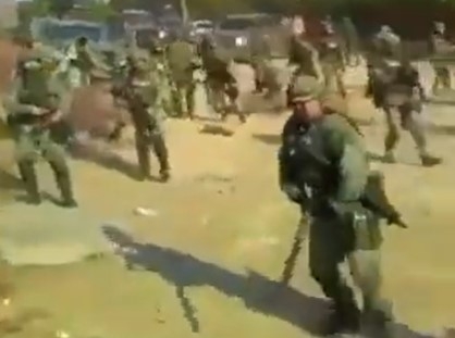 Población agrede a militares en Michoacán: VIDEO