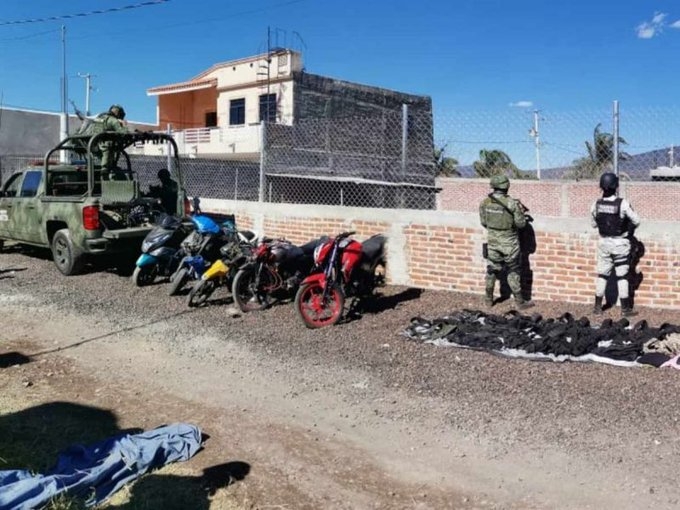 Los elementos de seguridad de los tres niveles también confiscaron armas. Foto: Especial