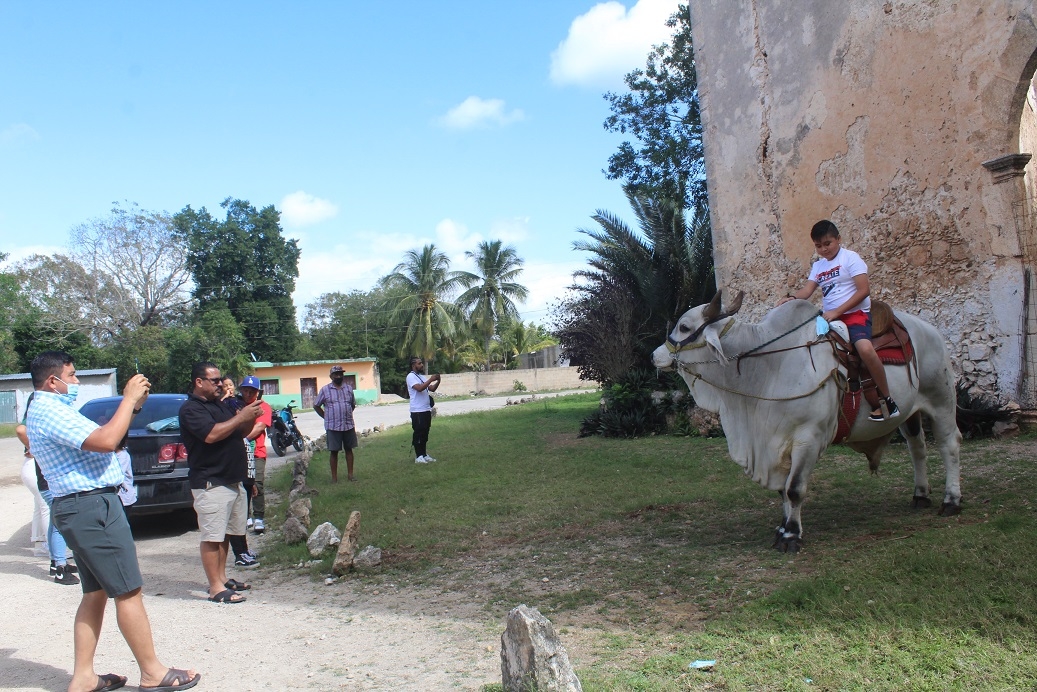 Montar un toro, el nuevo atractivo de Kikil, Yucatán