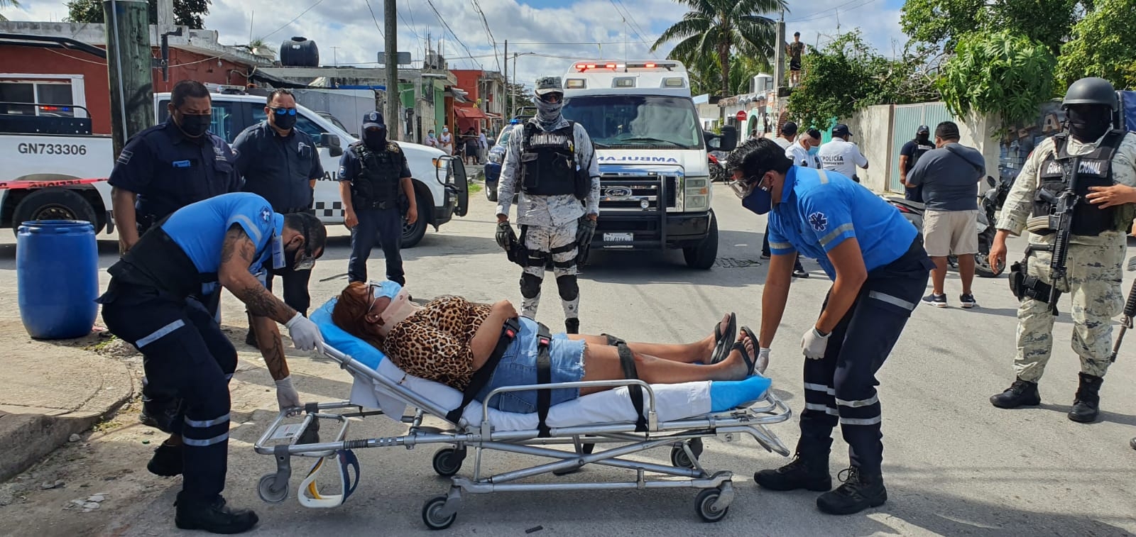 La conductora de la moto logró ponerse de pie con ayuda de los elementos de la Policía Municipal