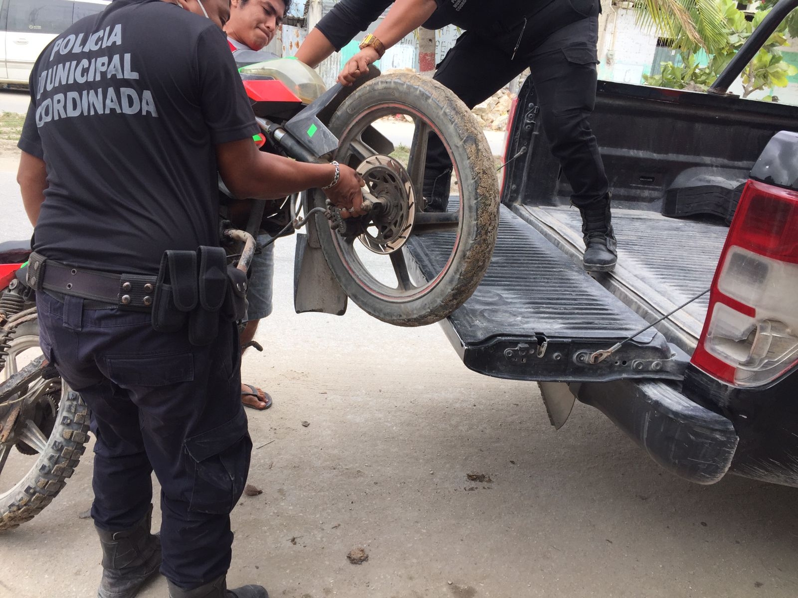 Los oficiales vinculados en el accidente se llevaron la moto en su carro patrulla