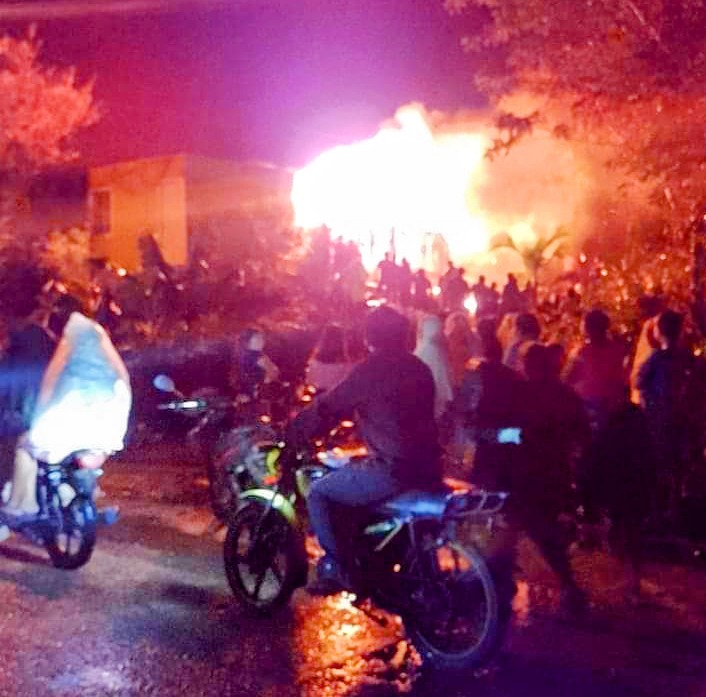 Familia lo pierde todo al incendiarse el techo de huano de su vivienda en Timul, Yucatán