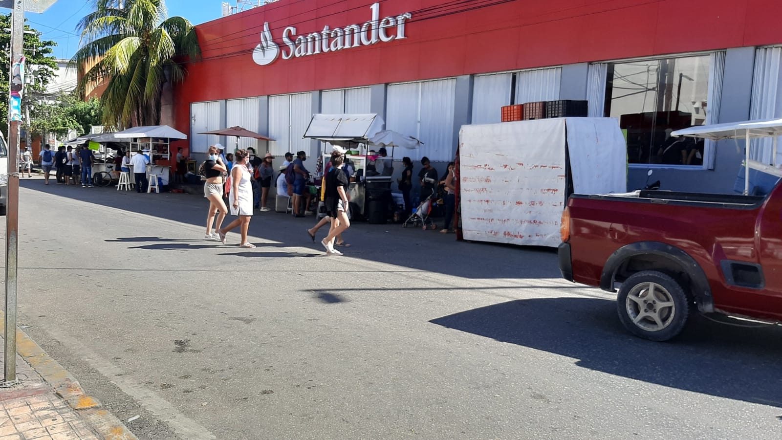 Los vendedores ambulantes colocados en banquetas en el Centro de Playa del Carmen afecta en paso de los ciudadanos