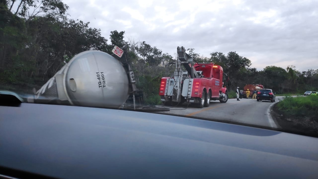 Trabajos de remoción de pipa volcada causan tráfico en la vía Chetumal-Mérida: VIDEO