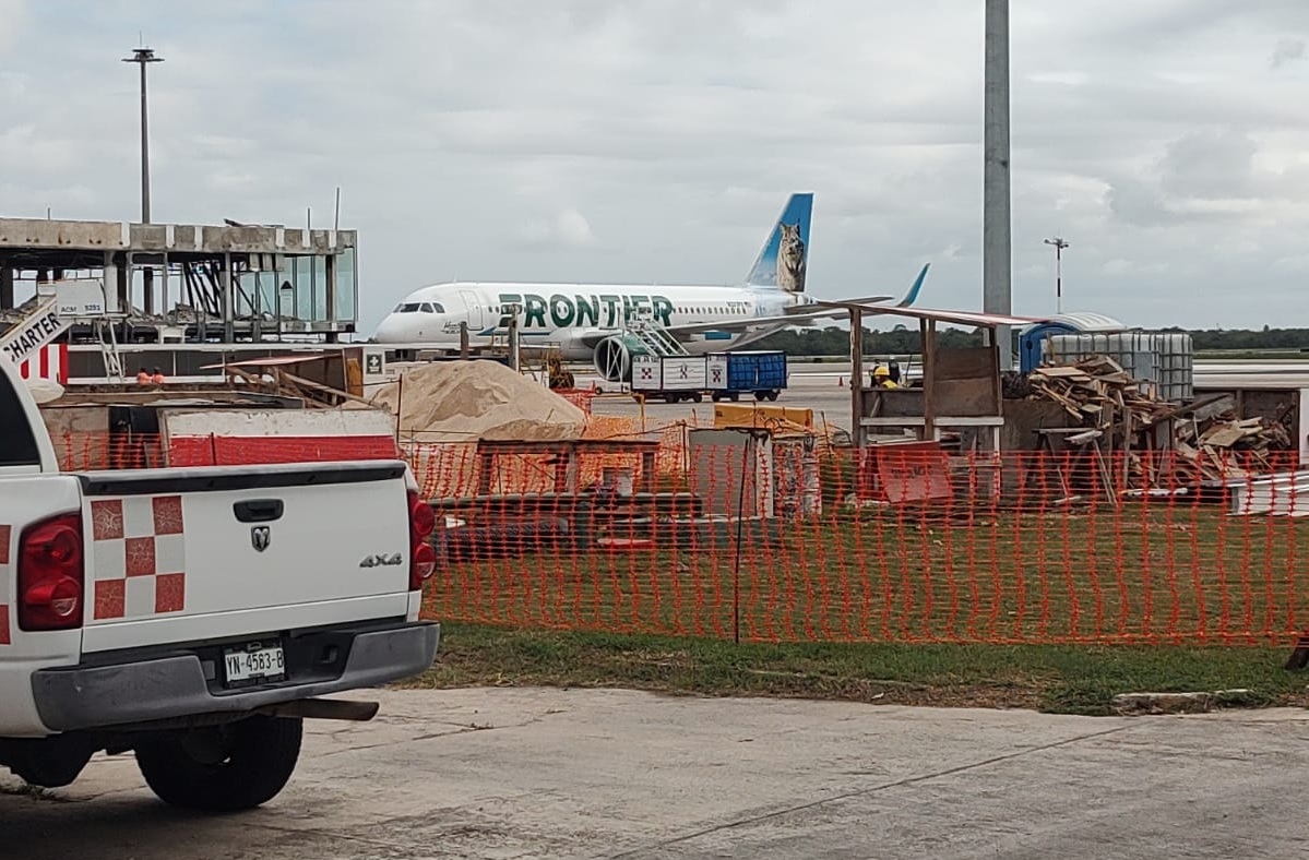 La nave llegó con 57 pasajeros, que esperaron casi una hora en el interior de la misma, hasta que les ofrecieron trasladarlos a Cancún por carretera