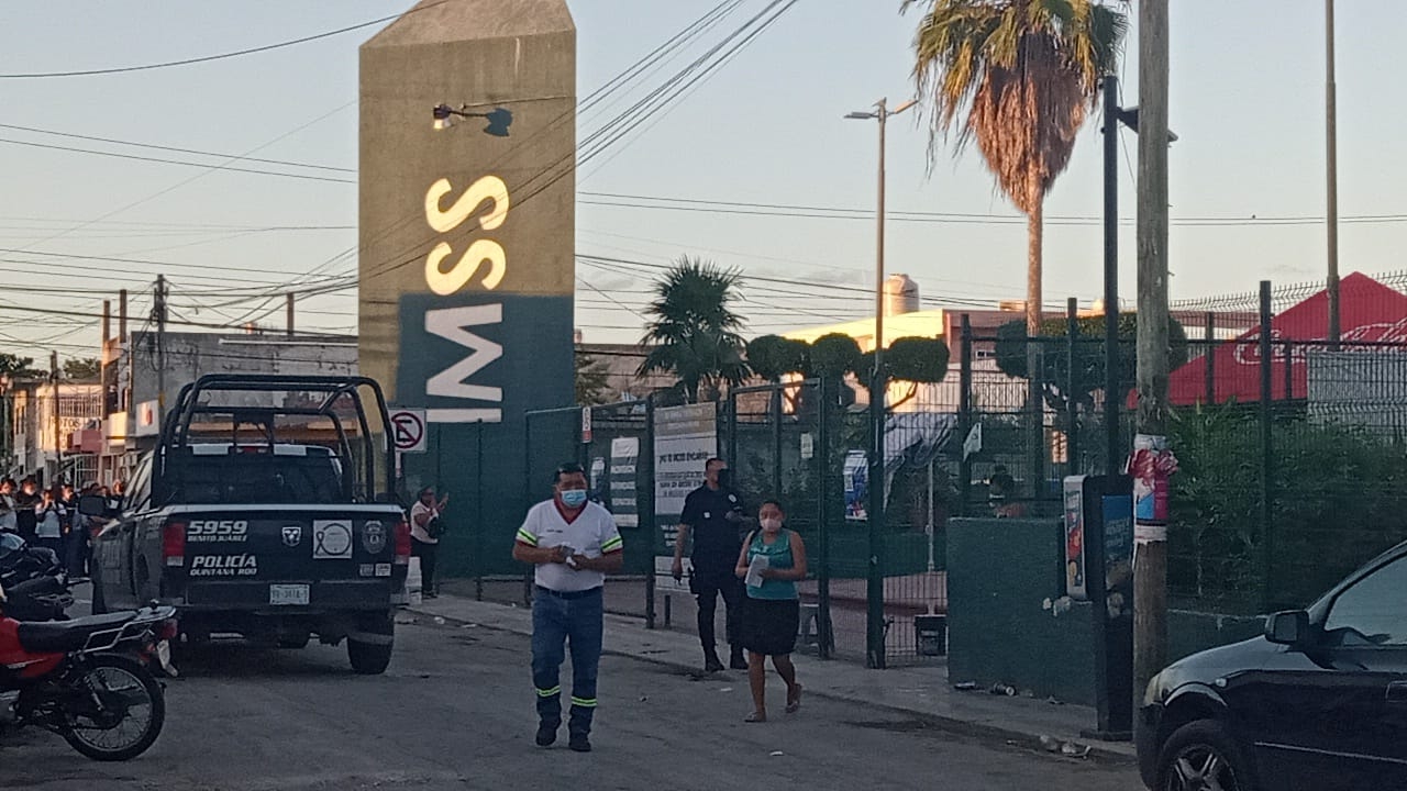 Derechohabientes quienes permanecían en el área de urgencias, personal médico y comerciantes fueron testigos de como los desconocidos abrieron fuego