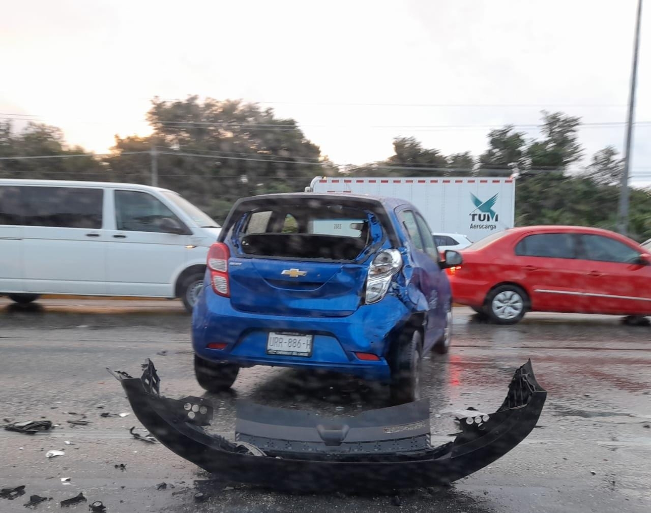 Ambulancia choca contra un auto en el Boulevard Playa del Carmen