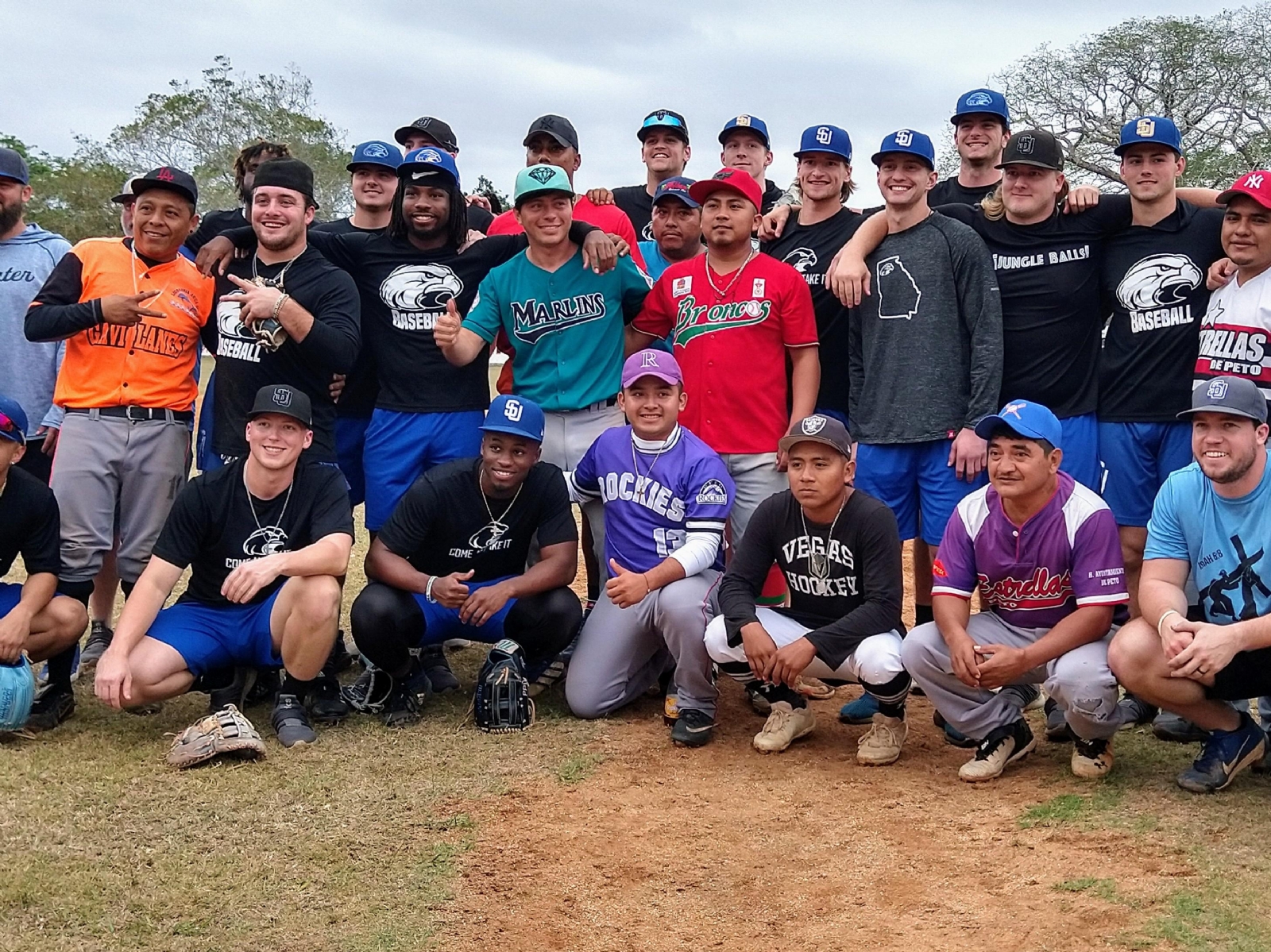 El equipo de universitarios norteamericanos volvió el encuentro amistoso de beisbol con los petuleños una diversión