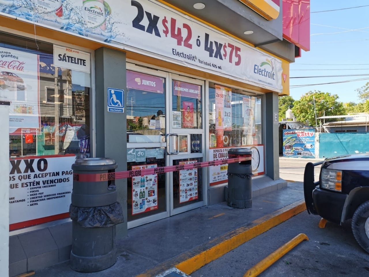 Con pistola en mano, hombre se roba varias caguamas de un Oxxo en Ciudad del Carmen