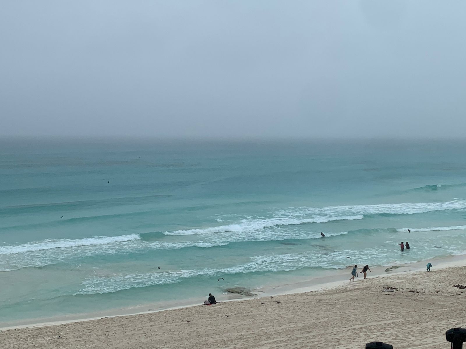 Lluvias ahuyentan a turistas en playas de la Zona Hotelera de Cancún: EN VIVO