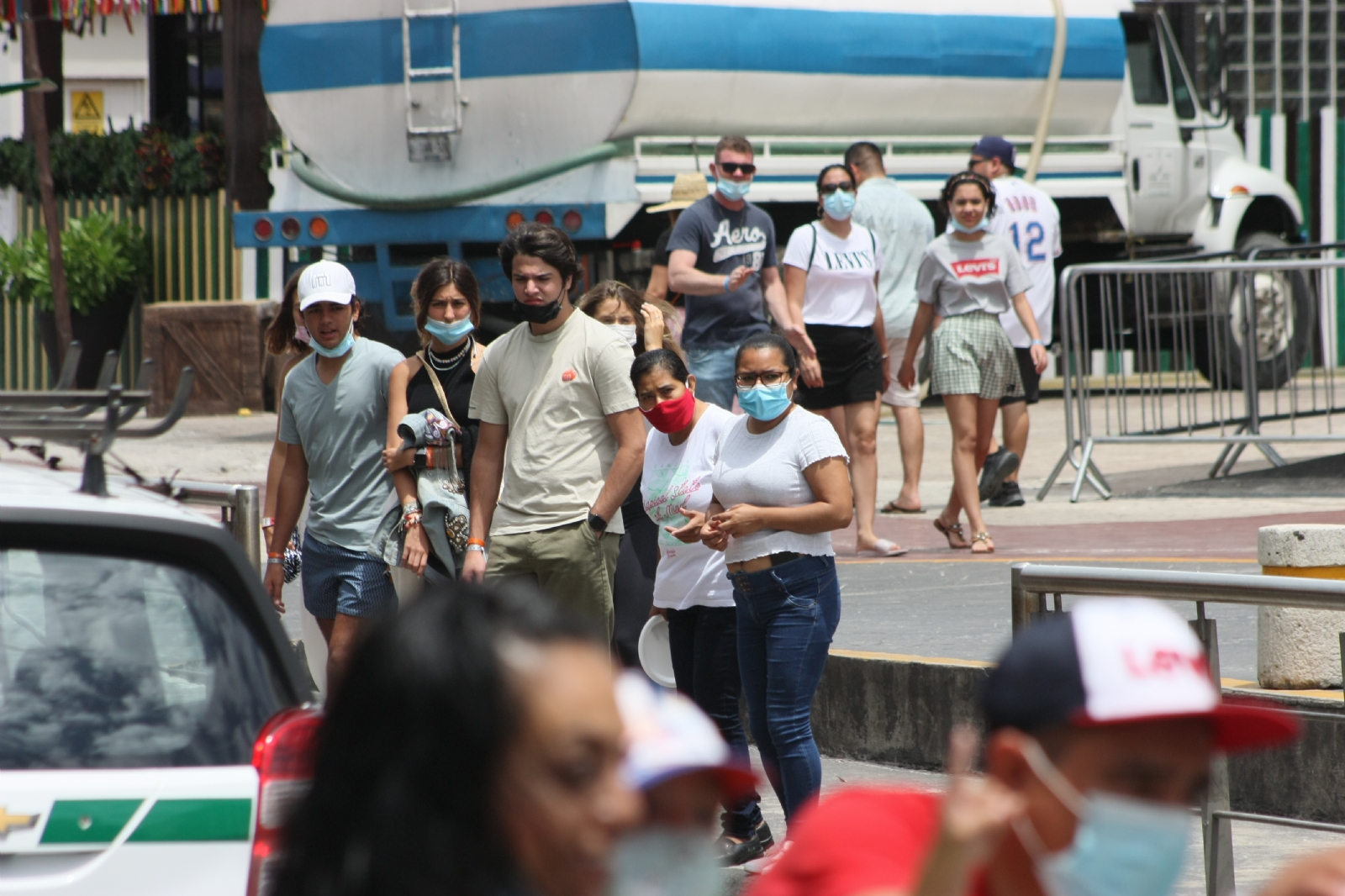 Algunos turistas desacatan las medidas anticovid en Cancún, como el uso correcto del cubrebocas en zonas con aglomeraciones