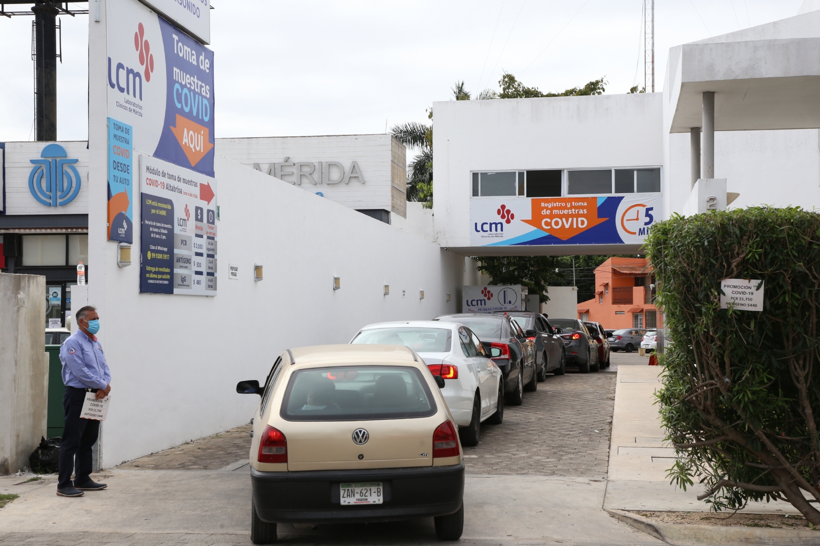 Ante la saturación, ciudadanos optan por realizarse pruebas COVID en laboratorios y generan largas filas