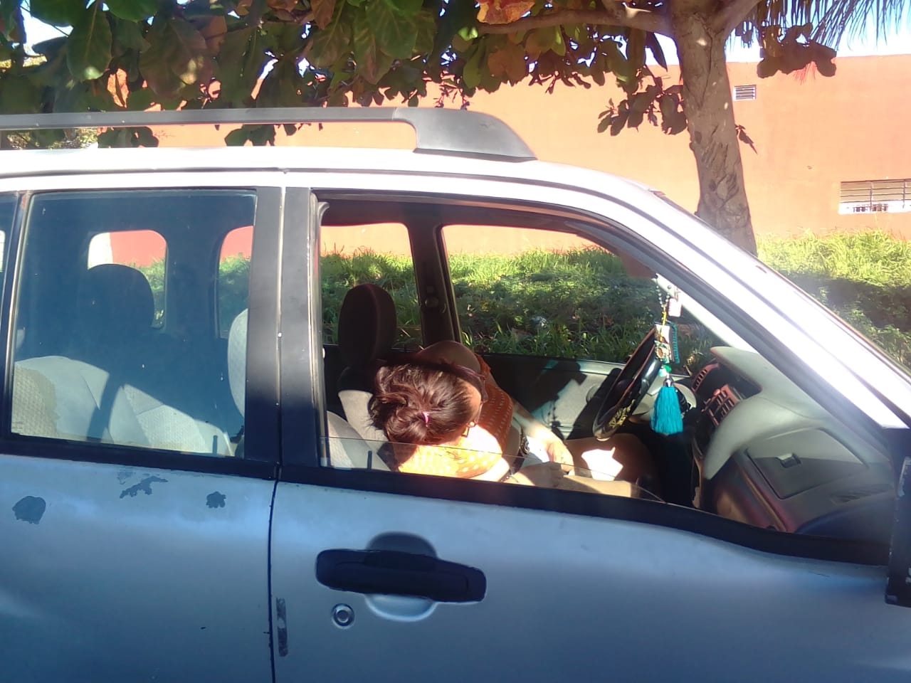 Ciudad del Carmen: Mujer se duerme dentro de su automóvil y la dan por muerta