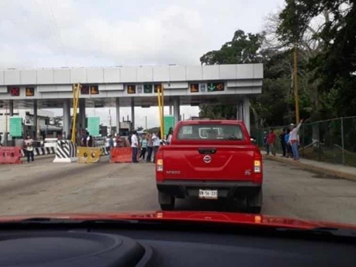 A pesar de que algunos automovilistas se encontraban en el lugar, poco se pudo hacer para detener el atraco