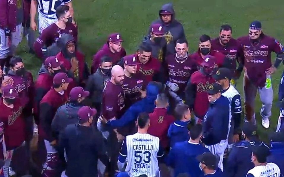 Así fue la pelea campal entre Tomateros y Algodoneros en las semifinales de la LMP: VIDEO