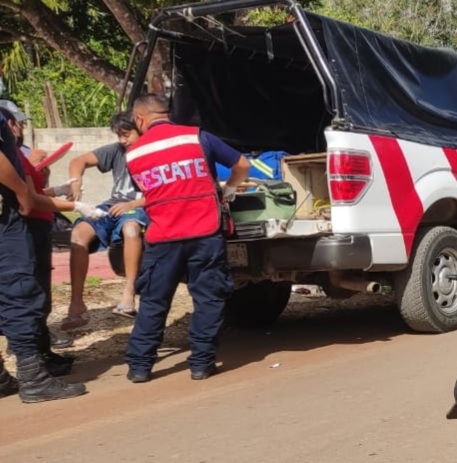 Motociclista se vuela un alto y choca contra mototaxi en José María Morelos