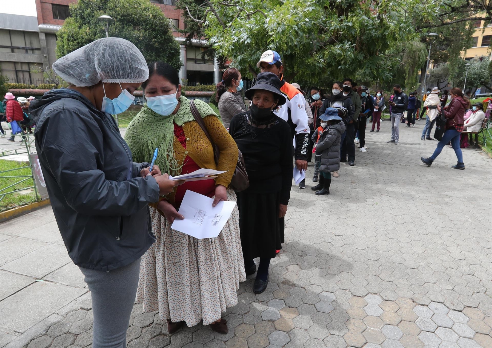 Suspenden vacunación obligatoria en Bolivia ante colapso de centros de salud