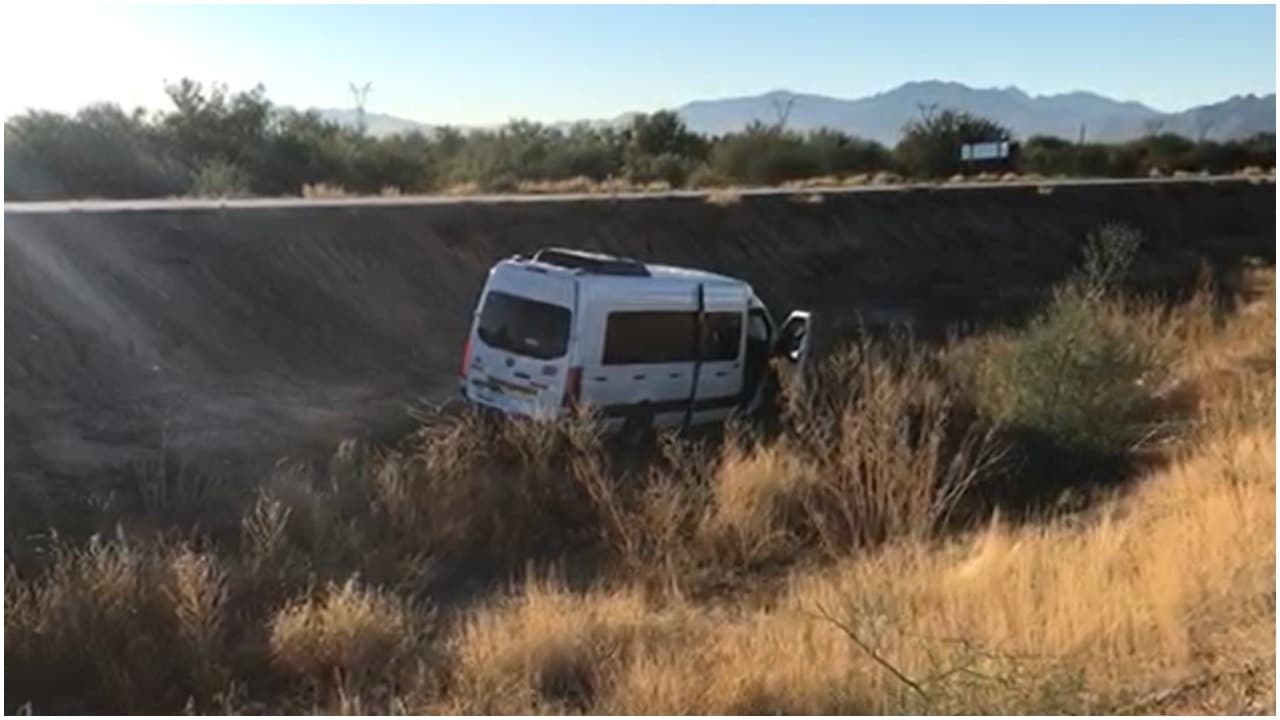 La camioneta del IMSS volcó cuando se dirigía de Hermosillo a Ciudad Obregón. Foto: Especial