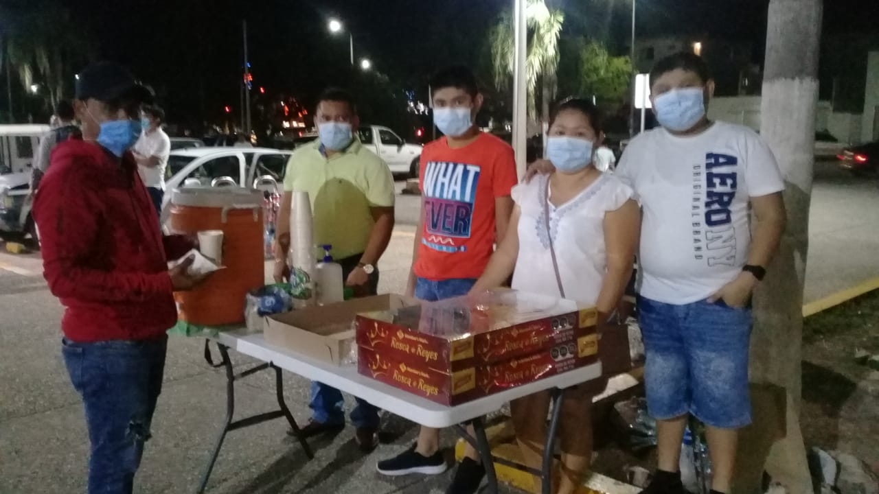 Habitantes de Playa del Carmen regalan rosca de reyes a personas en el IMSS