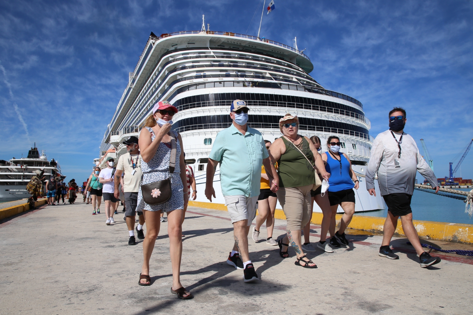 El Carnival Cruise Line es una de las navieras con más movimientos regulares, mientras que el World Voyager visita por primera vez a la entidad