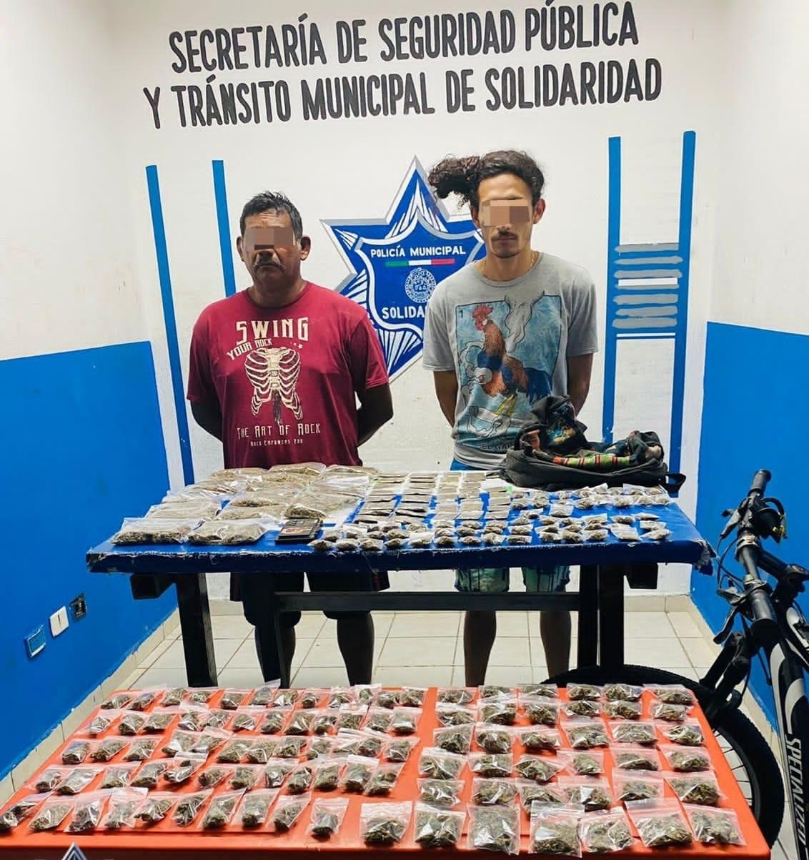 Más de 200 bolsas con posible marihuana fueron aseguradas junto con dos hombres