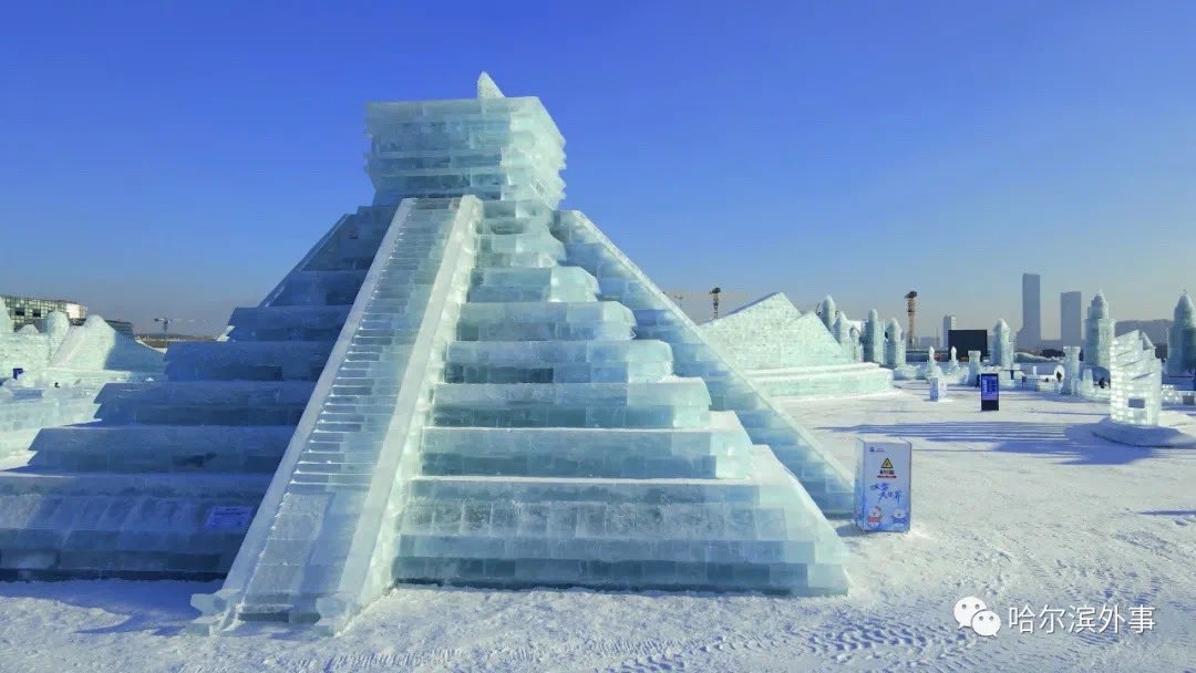 La réplica del Castillo de Kukulcán fue nombrada "Eterno retorno del Sol" y fue hecha con una pieza de hielo de 440 metros cuadrados