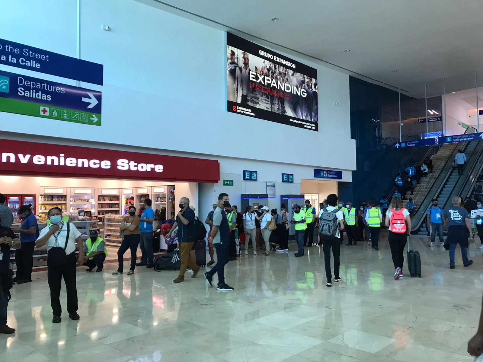Trabajadores de diferentes áreas haciendo filas para examen de COVID-19 en el aeropuerto de Cancún