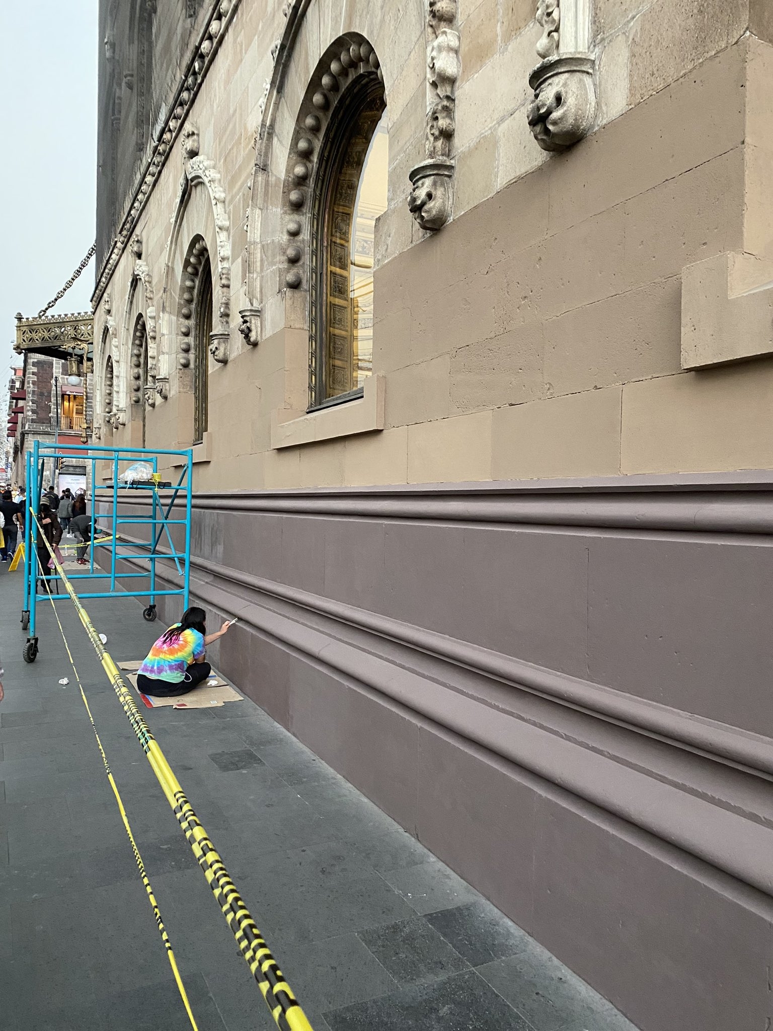 Pintura en fachada de Palacio de Correos de CDMX genera polémica en Twitter