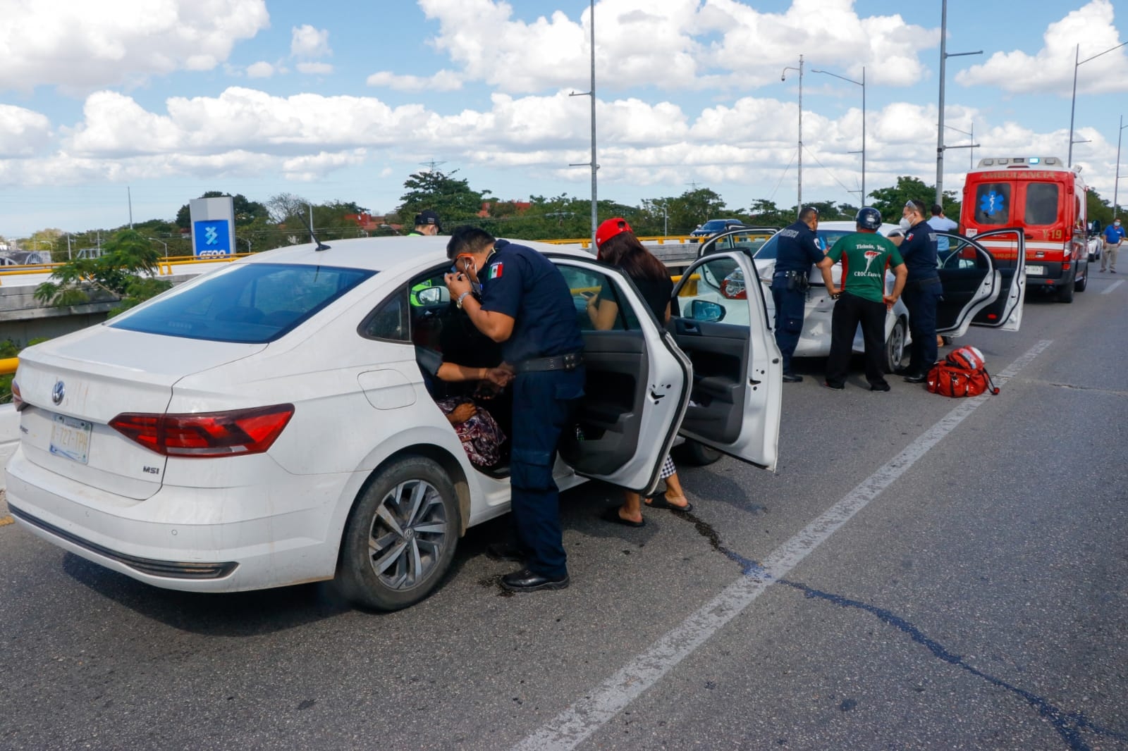 Por distraída, mujer provoca carambola sobre el periférico de Mérida