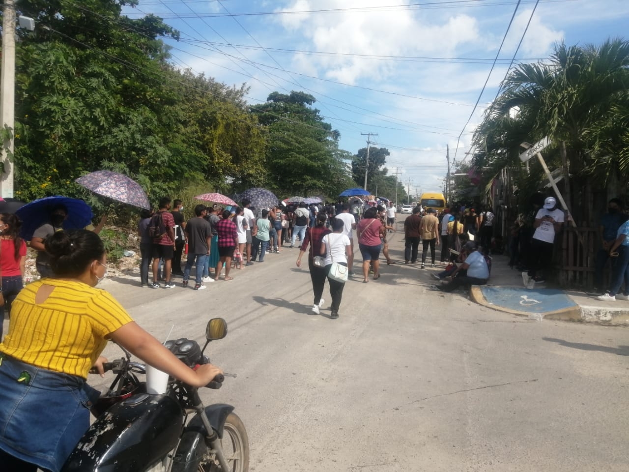 Cientos de adolescentes acuden a recibir la vacuna anticovid en Chetumal: VIDEO