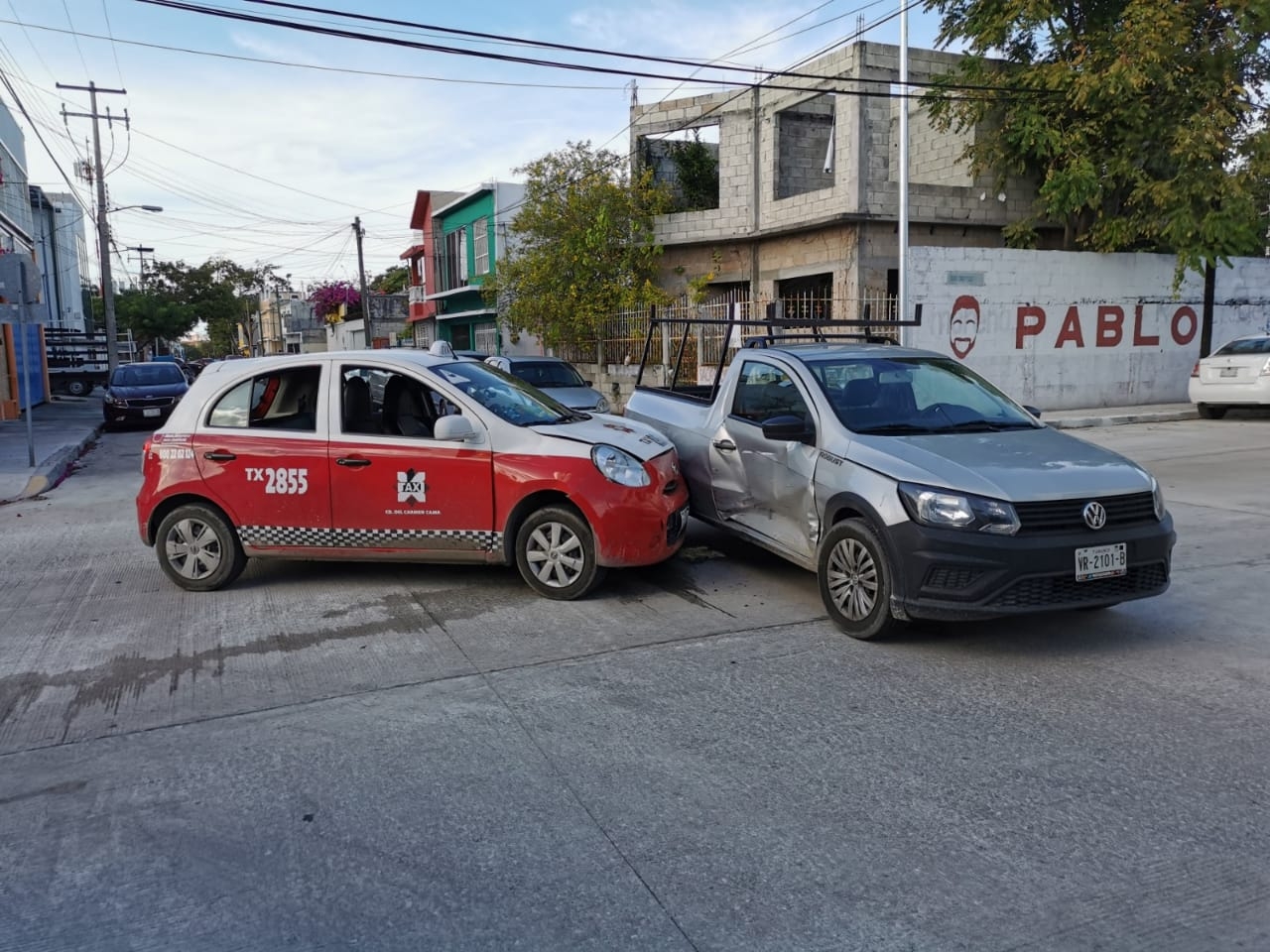 El taxi trminó impactando a la camioneta