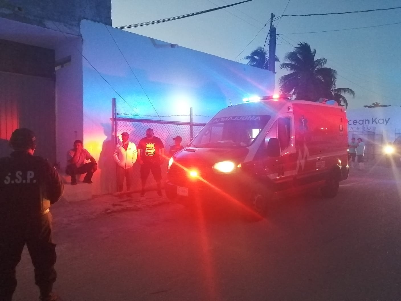 Hombre se desploma en las calles de Progreso; lo llevan de emergencia al hospital