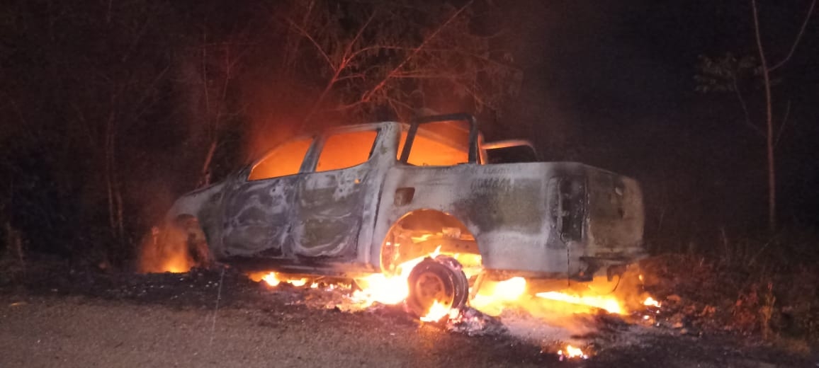 La camioneta fue incendiada