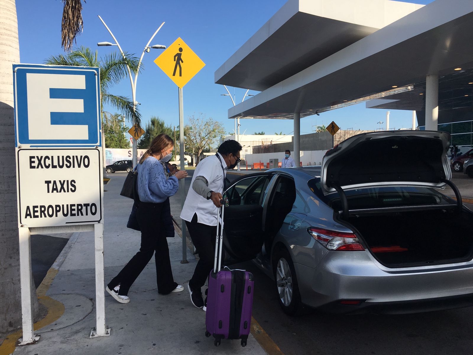 La falta de taxistas en el Aeropuerto Internacional de Mérida, hace que no se preste el servicio adecuadamente
