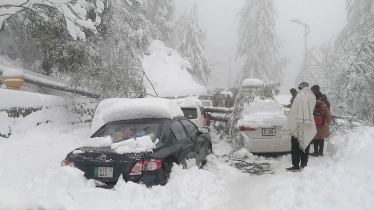 Tormenta de nieve en Pakistán deja al menos 21 muertos tras quedar atrapados en sus coches.