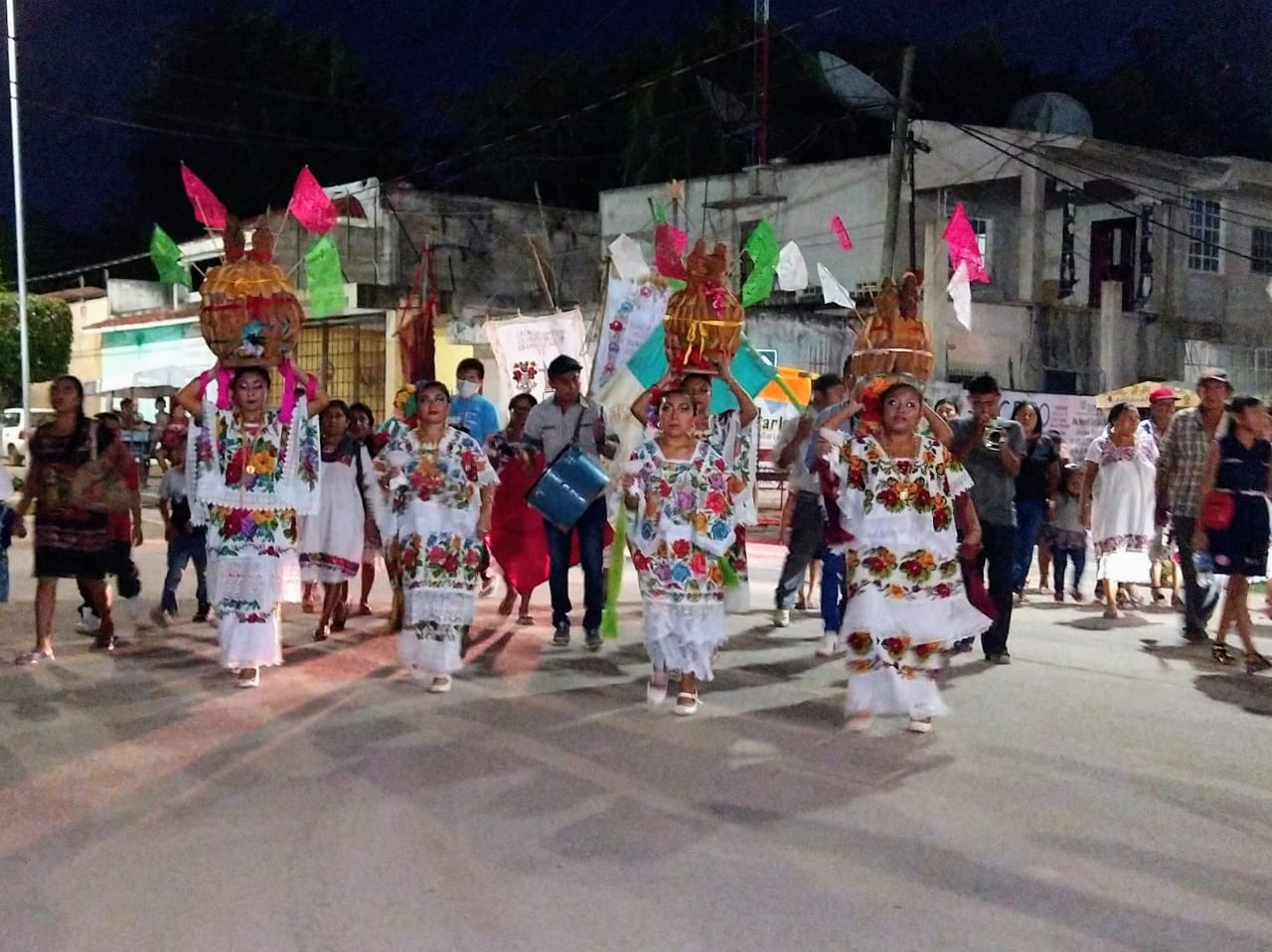 Tahdziú concluye festejos a la Santa Cruz de Popox con tradicional baile