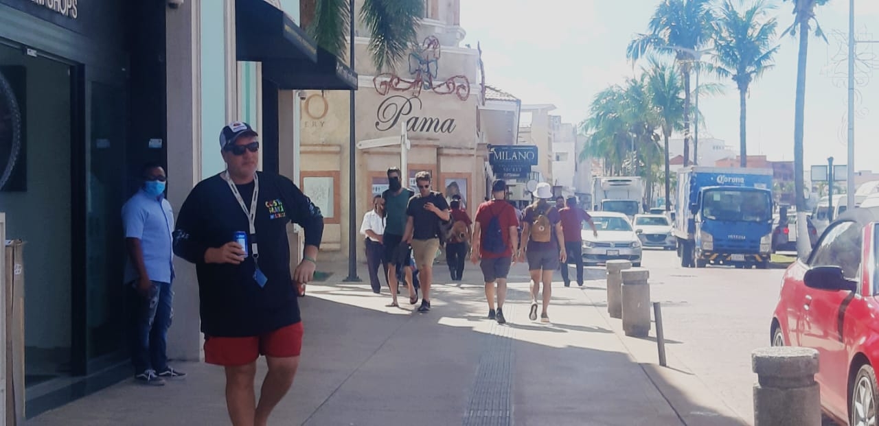 Algunos turistas se pasean sin cubrebocas por Cozumel, lo que aumenta el riesgo de contagio de COVID en la isla