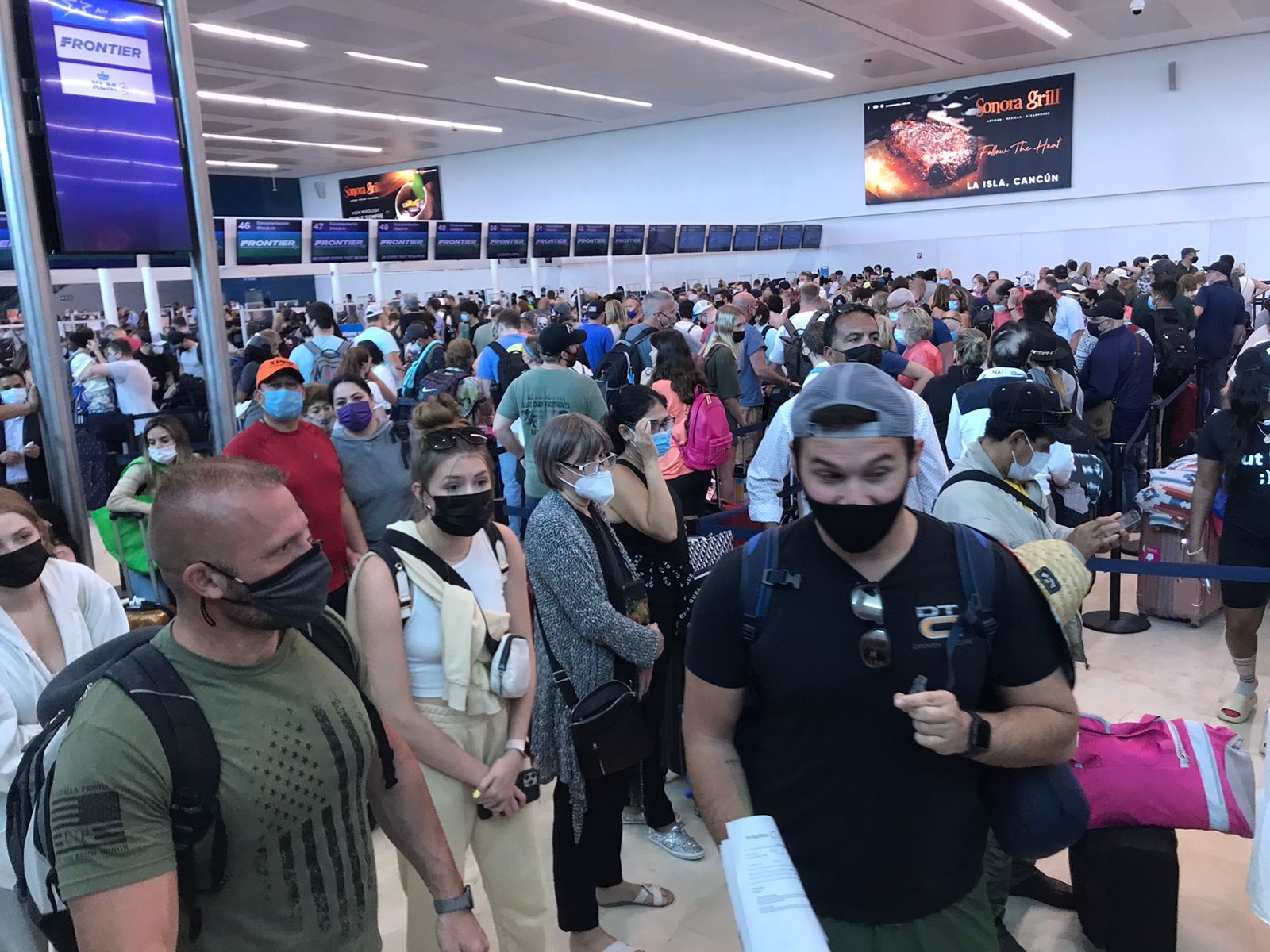 Cancelación de vuelos de Aeroméxico afecta a más de mil viajeros en Cancún: VIDEO