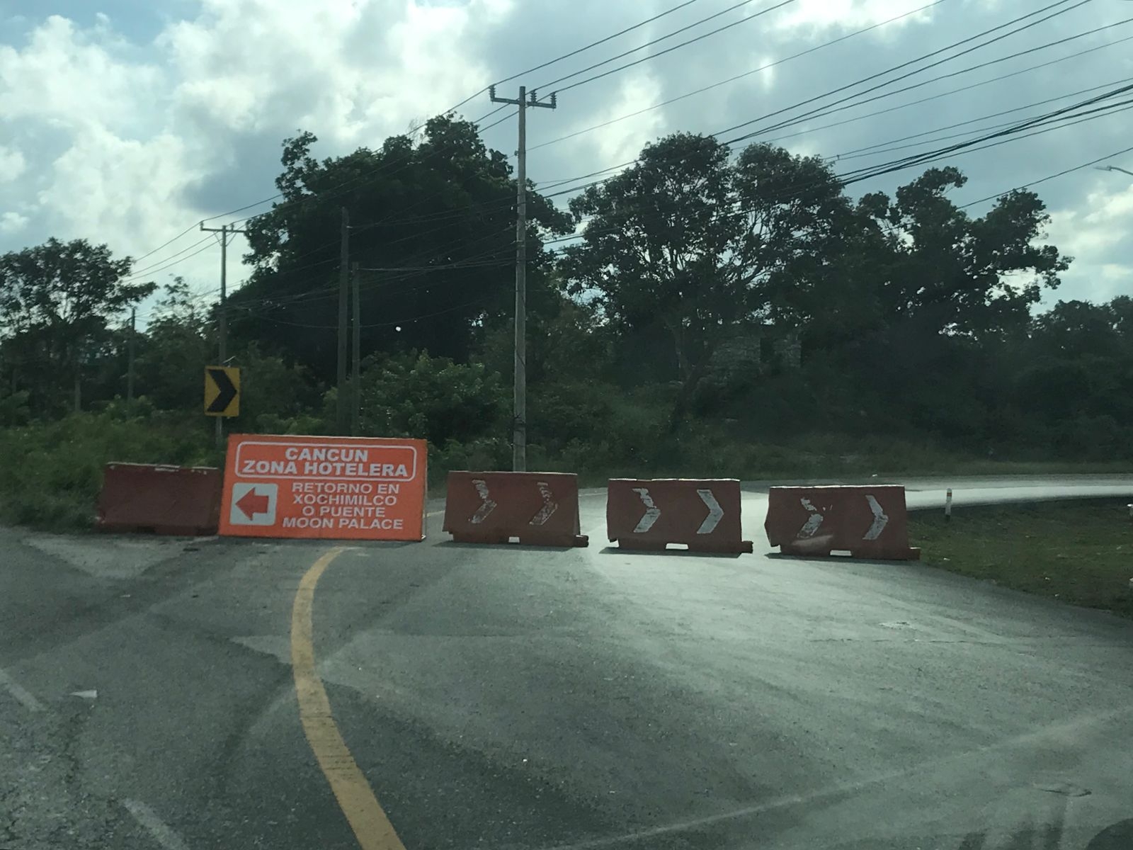 Cierran puente vehicular rumbo a la zona hotelera por tráfico en el aeropuerto de Cancún