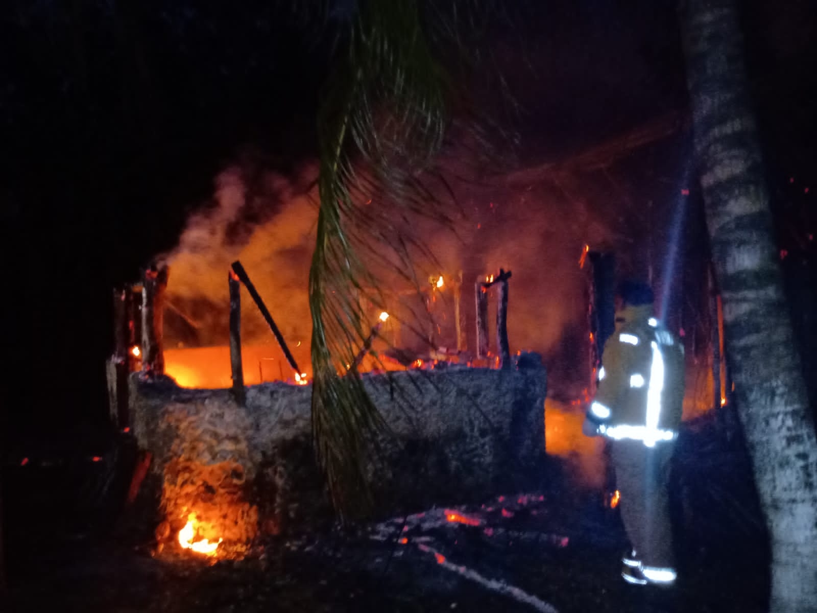 Tras una pertinaz lluvia, se registró un voraz incendio en la comunidad de X-Hazil Sur