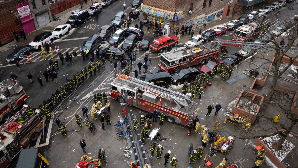 Incendio en Nueva York deja al menos 30 heridos y 19 muertos, incluyendo 9 niños