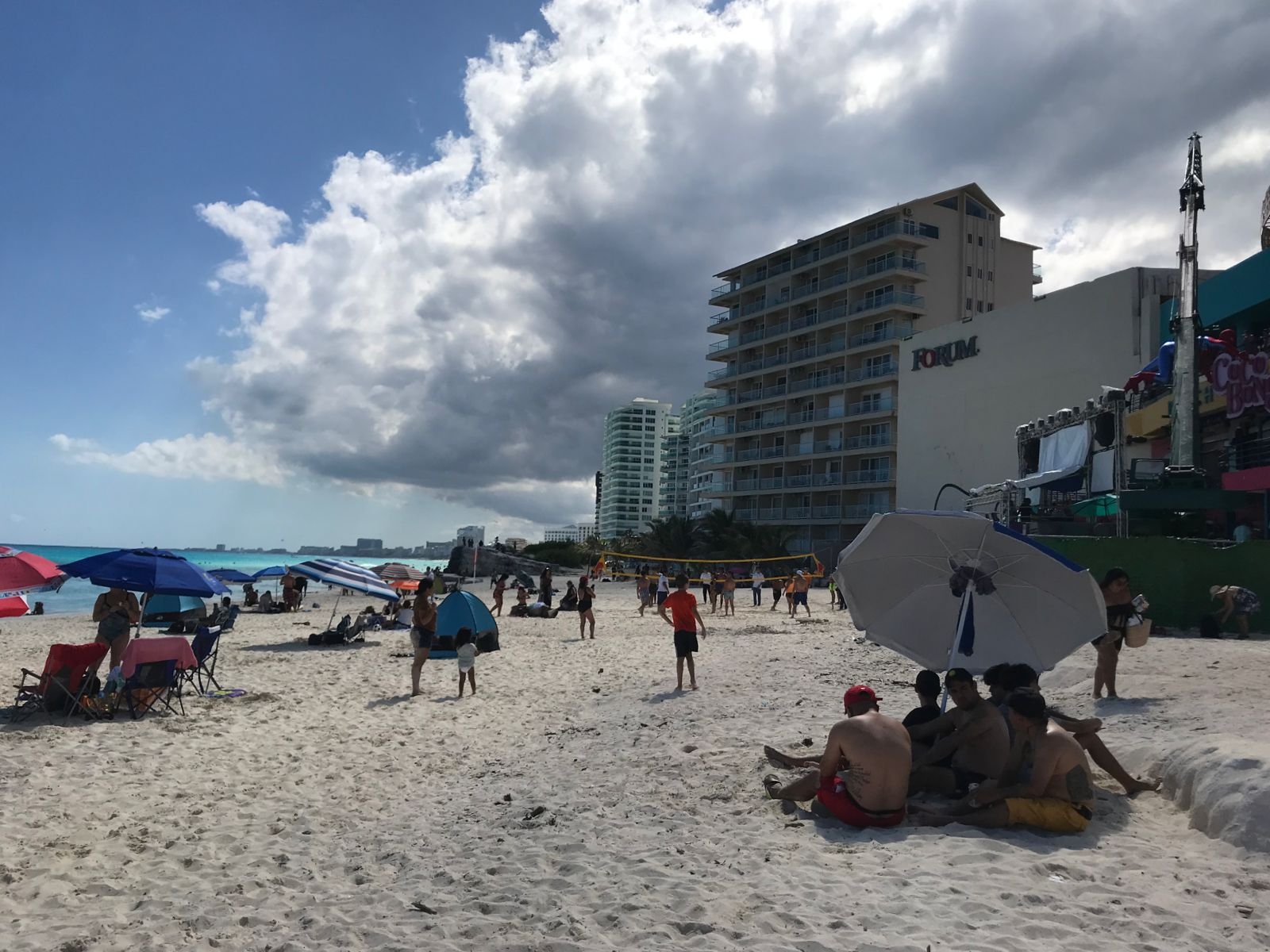 Bañistas disfrutan de las playas de Cancún en este primer sábado de octubre: VIDEO