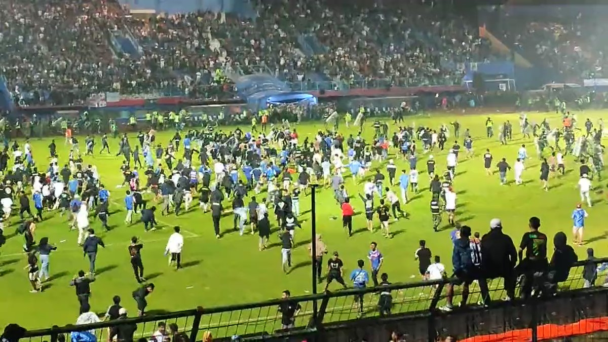 Batalla campal en estadio de Indonesia deja 127 personas muertas y 180 heridas