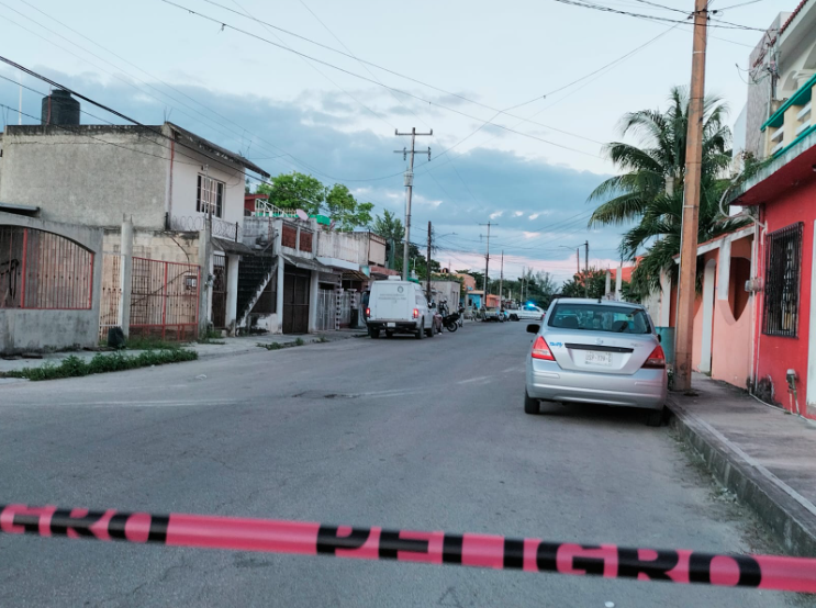 el hombre sacó una pistola que portaba en una de las bolsas de su pantalón y disparó hacia bajo, presuntamente con intenciones de lesionar a su amigo en el pié